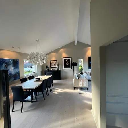 Modern Detached House By The Mountains & Sea