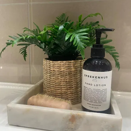 Modern Detached House By The Mountains & Sea