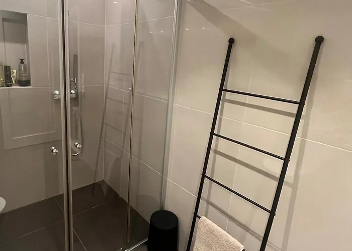 Modern Detached House By The Mountains & Sea