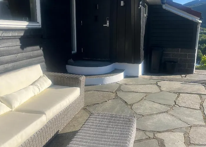 Modern Detached House By The Mountains & Sea *