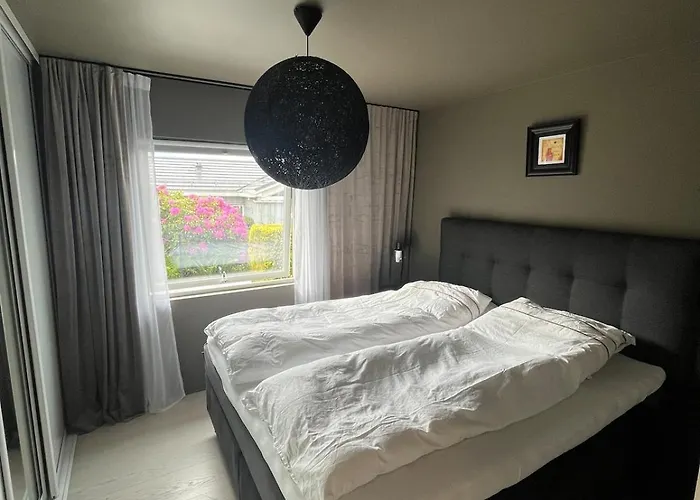 Villa Modern Detached House By The Mountains & Sea *